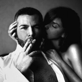 女人和残酷的男人扩大了他的阴茎