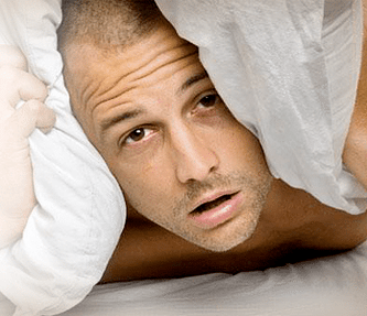 心烦意乱的男人想要增大他的阴茎